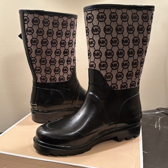 Michael Kors monogram mid rain boot with rubber soles - Picture 3 of 8